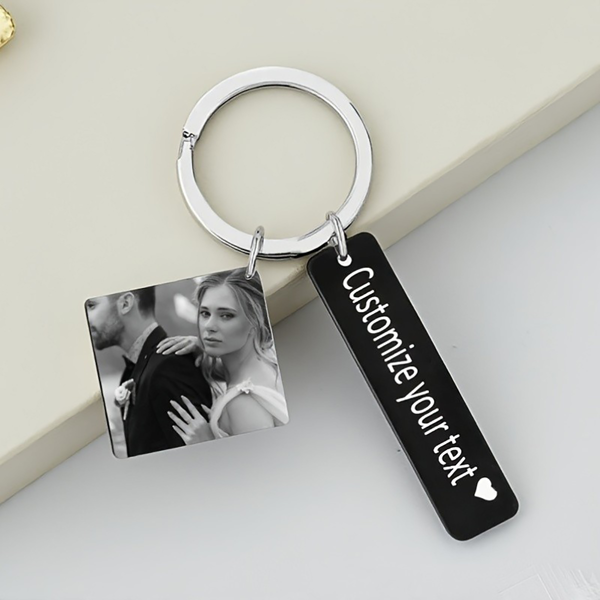 カスタム刻印入りステンレス製丸型フォトキーホルダー。名前入り - Initial Ring Custom のレビューと価格