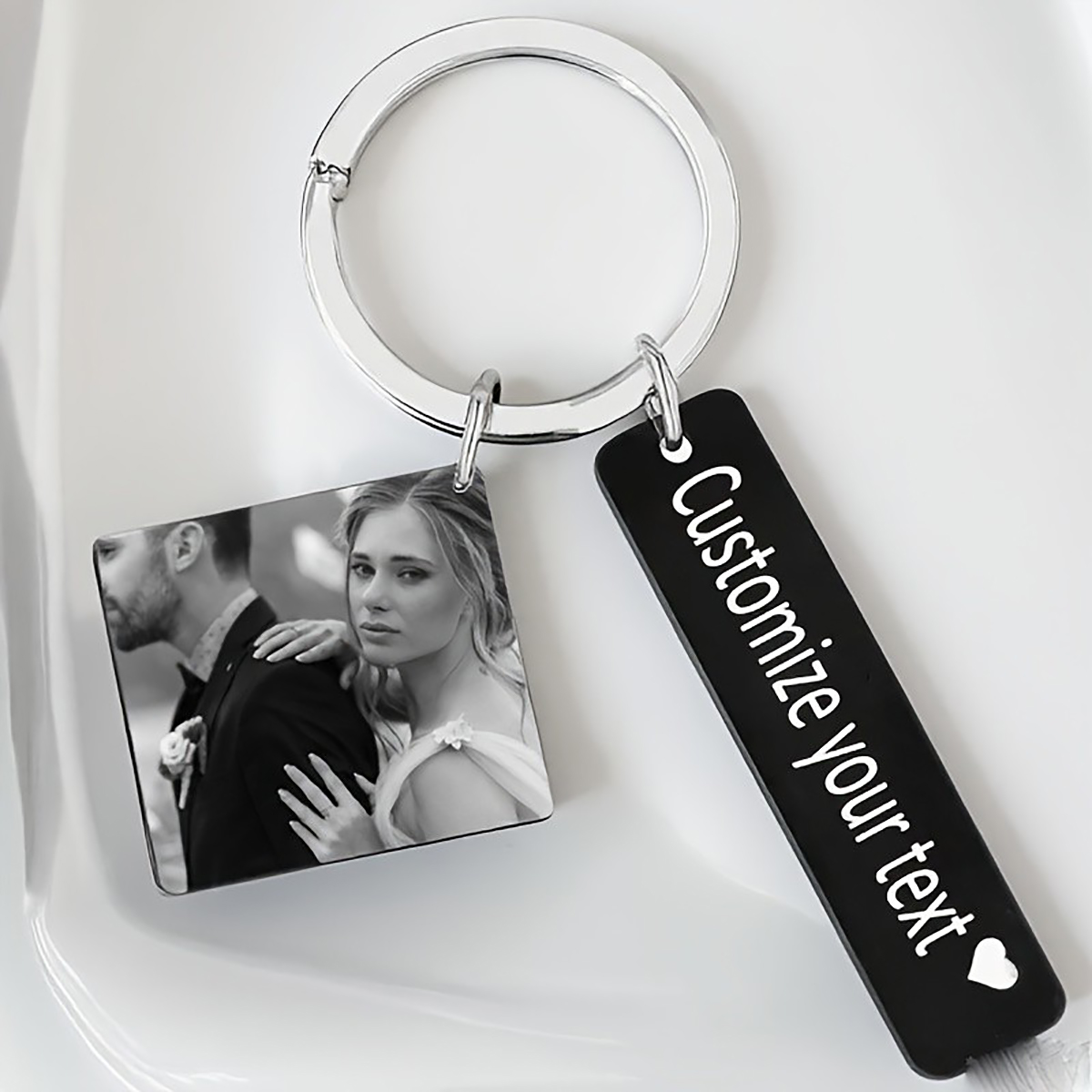カスタム刻印入りステンレス製丸型フォトキーホルダー。名前入り - Initial Ring Custom のレビューと価格