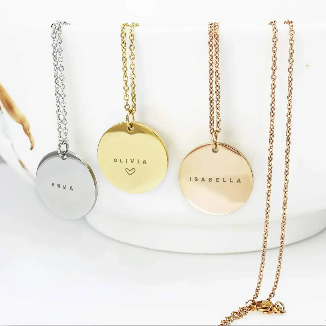 カスタム彫刻名日付ステンレススチールラウンドペンダントネック - Birth Flower Necklace のレビューと価格